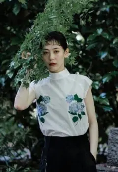 美品（試着のみ）花を着るブラウス#01 紫陽花 white iconology 美品（試着のみ）花を着るブラウス#01 紫陽花 white iconology - メルカリ