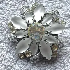 フラワーモチーフ ブローチ 大粒ストーン ラインストーン付　ヴィンテージ 風