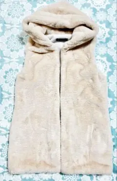 【新品・未使用】フード付き　ファーベスト　ジレ　ベージュ