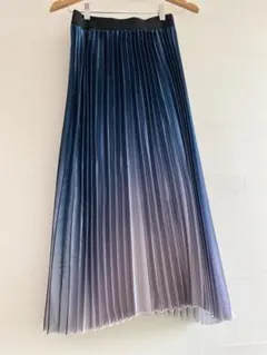 サテンプリーツスカート