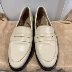 クリーム色 ローファー 靴のサムネイル