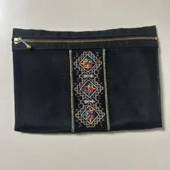 ハンドメイドポーチ 刺繍入り黒　ゴールドファスナー