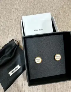 つ*き様 MIU MIU ロゴピアス ゴールド ブラック 両耳用 - メルカリ