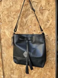 フリンジ付き黒ショルダーバッグ