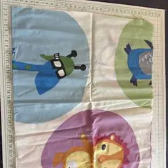 動物イラストのアンティーク綿生地 約60cm x 60cm