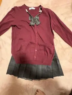 赤いカーディガンとチェック柄スカートwithリボン