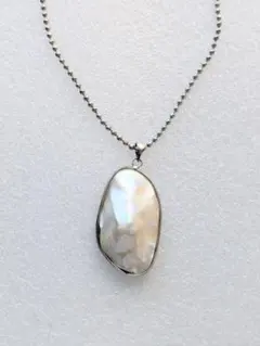 マベパールのペンダント トップのみ。約3.5cm×2cm