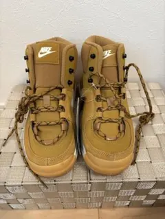 Nike ブラウン ハイカットスニーカー