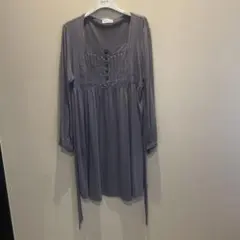 グレー、レース、クルミボタンのワンピース