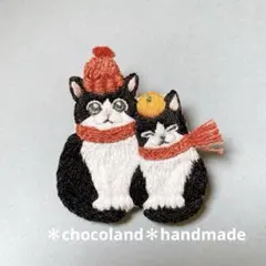 73.ねこ刺繍ブローチ ハンドメイド 寄り添う猫 白黒ハチワレの冬