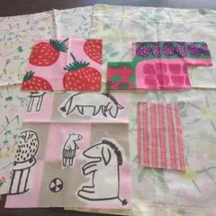 マリメッコ　生地　大きめハギレセット　苺とお馬さん　ピンク系