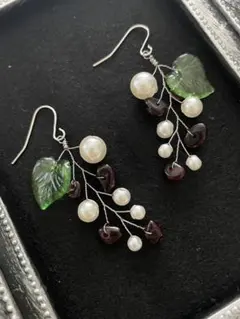 Ｎｏ．１０４　ハンドメイド　小枝ピアス　ガーネット