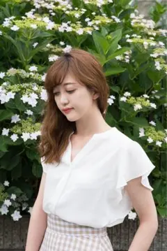 【新品】GU フリル袖 Vネックシャツ　ブラウス　Tシャツ　半袖　白　限定　完売