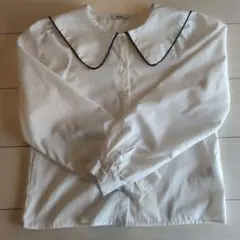 earth music ＆ecology 大きな襟のホワイト長袖シャツ