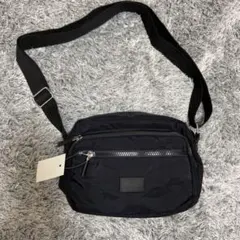 ブラックナイロンショルダーバッグ　ポケットたくさん