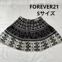 FOREVER21 /フレアスカート /黒と白の幾何学模様/Sサイズのサムネイル