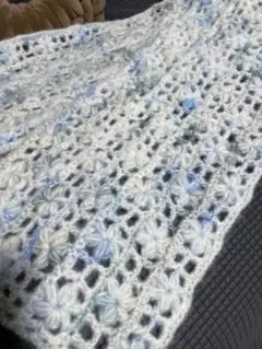 花模様レース編みストール ホワイト・淡い青　ハニカムヤーン