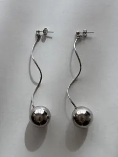 シルバー色 変形 うねり メタルボールピアス 個性的