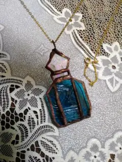 ガラスの香水瓶のペンダントトップ