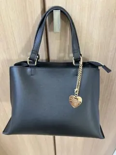 美品 ブラック ハンドバッグ ハートチャーム付き