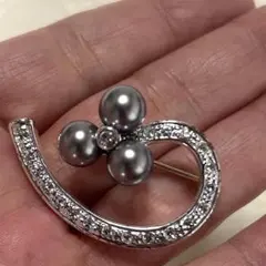パールとラインストーンのブローチ