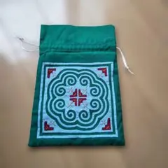 緑色の刺繍入り巾着袋
