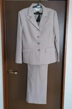 ル*ル様 【未使用品】レディース パンツスーツ　１７号 ベージュ系