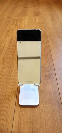 Samsung Galaxy Z Flip 4 クリーム