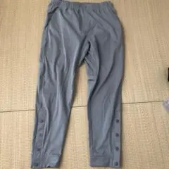 TIGORAグレー サイドボタン付きパンツ