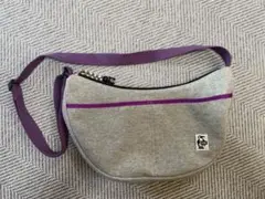 チャムスのスゥエット地ボディバッグ。