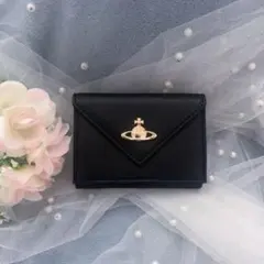 VivienneWestwood黒の三つ折り財布 金色ロゴ付き