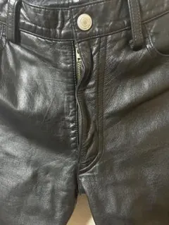 黒レザー スリムフィットパンツ