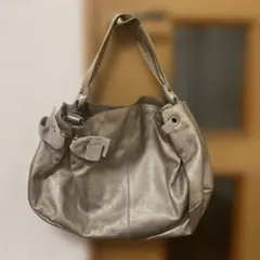 Salvatore Ferragamoメタリックシルバー レザーショルダーバッグ