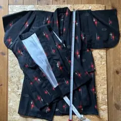 子供用着物 黒と赤の模様 ベスト付き