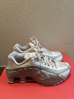 Nike Shox ホワイト/シルバー スニーカー