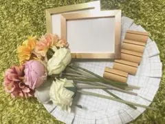 ゴールドフォトフレーム2個セットと造花、木製スタンド6個