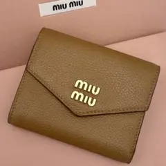 極美品⭐️miu miu ミュウミュウ 三つ折り財布 ブラウンのサムネイル