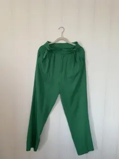緑のストレートレッグパンツのサムネイル