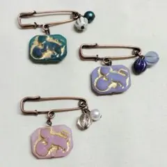ブローチ　カブトピン　猫　ビーズ　緑　紫　ピンク　アンティーク風