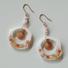 ゴールドシェル 小花 レジン フープ ピアス