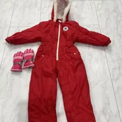 赤い子ども用スキーウェアと手袋