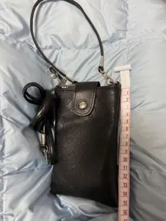 黒猫の型押しスマホポーチ