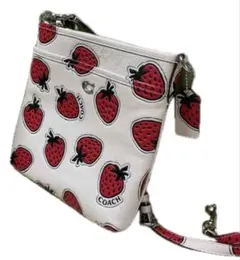 コーチ COACH 希少いちご柄薄型ショルダー入手困難人気大容量斜め掛けオシャレ