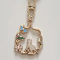 猫と花と蝶のキーホルダー　ハンドメイド