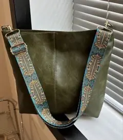 防水ショルダーバック　トートバック　落ち着いたオリーブグリーン　新品