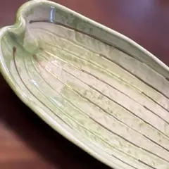 有田焼　葉型陶器皿 金のライン付き