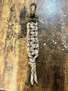 茶色と黒と緑色のパラコード