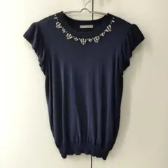 【美品】オペークドットクリップ ビジュー付き半袖フレンチスリーブニットネイビーM