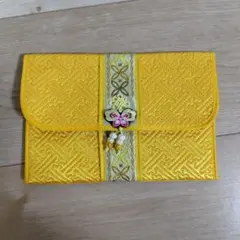 黄色い刺繍ポーチ