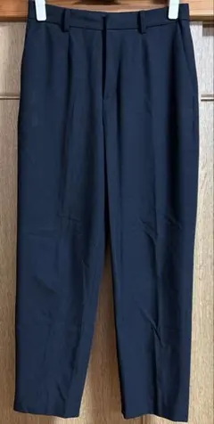 UNIQLOレディース ブラック テーパードパンツ